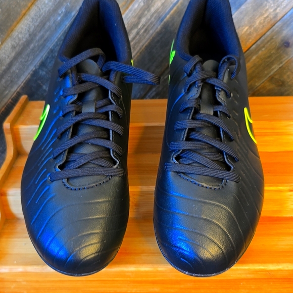 NIKE SPOT SHOES - Picture 8 of 9